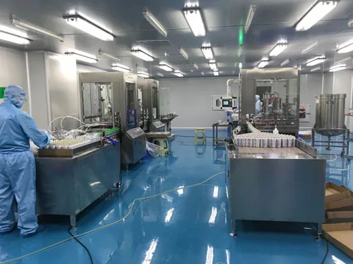 Phòng sản xuất với tường và sàn sáng màu