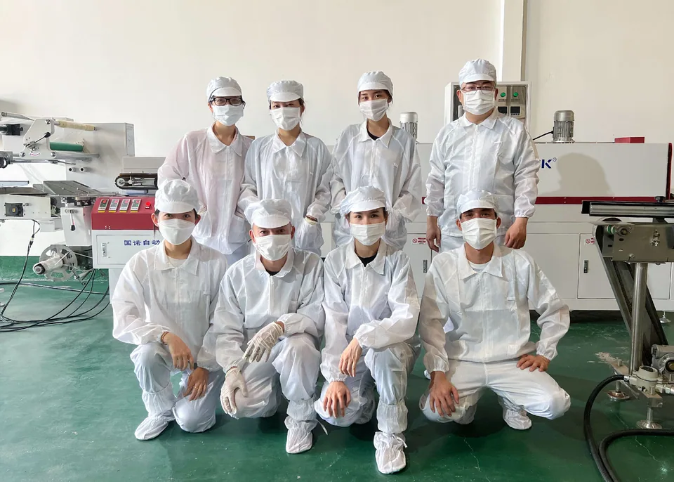 Các thành viên đội sản xuất trong không gian xưởng sáng màu